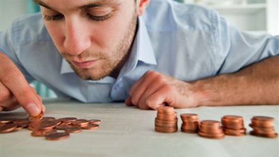 زوجة في دعوى نفقة: مرتبه 10 آلاف جنيه ويستخدم «الكلينيكس» على مرتين