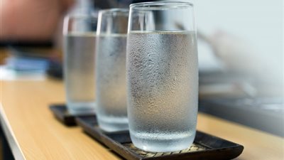 أضرار شرب الماء البارد في الصيف.. أخطرها ضربات القلب