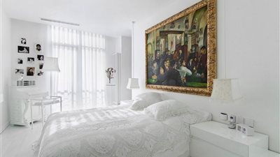 تعطي اتساعًا ولكنها تتسخ بسرعة.. حلول غير تقليدية لديكور الحوائط البيضاء