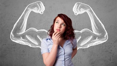 4 نماذج لفتيات يعشن بمفردهن.. وأستاذة علم نفس: استقلالها المادي شرط   