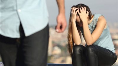 خطيبي يعاملني بقسوة.. كيف أتعامل معه؟ 