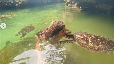 قبلات مايان السيد لـ السلاحف تشعل انستجرام