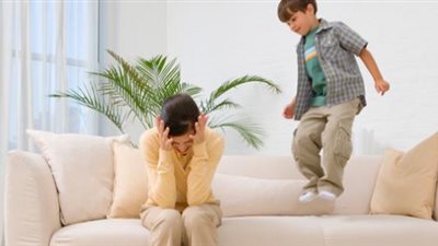 هل عدم تركيز الطفل يرجع لمرض فرط الحركة؟.. طبيب نفسي يجيب 