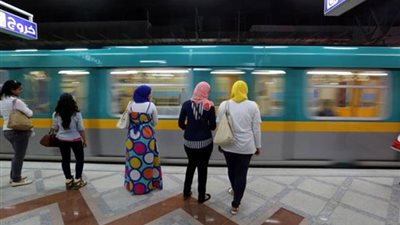 أسرار من عربية السيدات في المترو..«اصطياد العريس» و«المكياج» واشياء أخري
