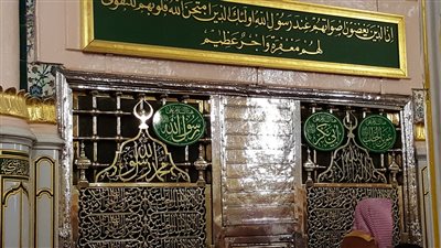 «آية وعبرة».. كيف يصلي الله على النبي؟