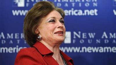 صورة نادرة للسيدة جيهان السادات مع الأميرة ديانا بمطار الغردقة.. شاهد 