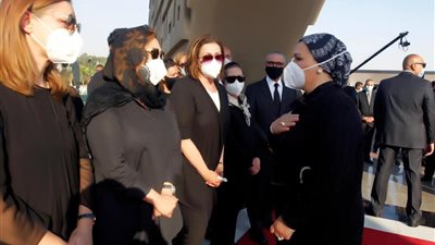 الرئيس السيسي والسيدة قرينته يقدمان واجب العزاء لأسرة جيهان السادات| صور