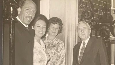 سفارة بريطانيا تنشر صورًا نادرة لجيهان السادات 