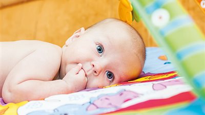 أبرزها «التسنين».. 4 أسباب لوضع الرضيع يده في فمه