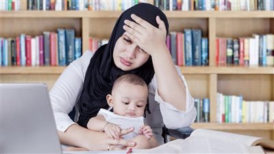 «القضاء الإداري»: أجازة الأم لرعاية طفلها حق بنص القانون.. ولا يجوز حرمانها منها