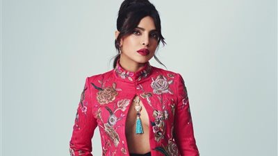 بالكعب الذهبي.. «بريانكا شوبرا» في إطلالة مثيرة بمطعمها سونا