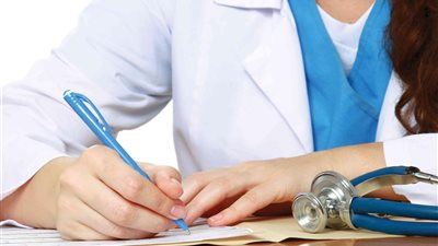 حاصلة على «دبلوم» تنتحل صفة طبيبة أغذية في المنيا