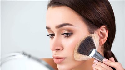 «كوني جميلة».. 5 خطوات سهلة لمكياج كلاسيكي جذاب