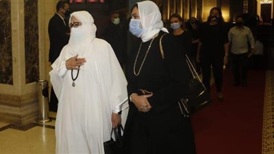 بالأسماء| نجوم الفن والرياضة في عزاء جيهان السادات