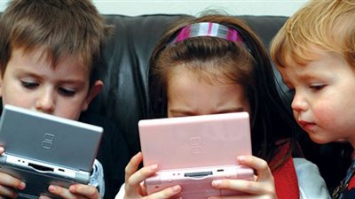  إدمان طفلك للإلكترونيات يصيبه بالتشتت الذهني | فيديو