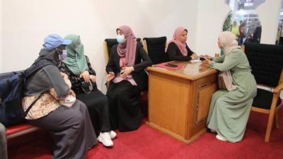 إشادات بواعظات الأزهر.. وسائل التجميل في ركن الفتوى بمعرض الكتاب 