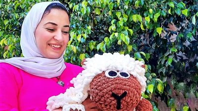 من فن حياكة الصوف.. فتاة تصمم «خروف العيد» بشكل مذهل