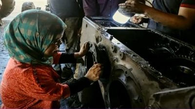 بنت الزناتي.. «أمل» من أصحاب الهمم تُصلح جرارات.. فيديو