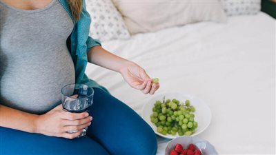 تعرفي على فوائد العنب للحامل وحماية الجنين
