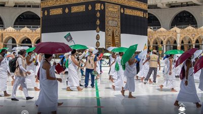 الحجاج يؤدون طواف القدوم في المسجد الحرام (فيديو)