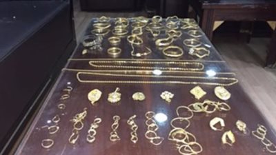 سقوط خادمة أثناء بيعها مجوهرات مسروقة بالجمالية