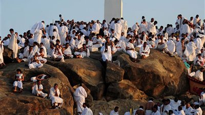 لماذا يضع الشيطان التراب على رأسه يوم عرفة؟.. «الإفتاء» تُجيب