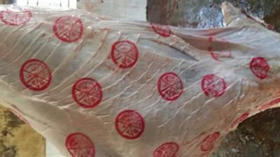 أختام اللحوم.. الأحمر للبلدي والبنفسجي للمستوردة.. و«حماية المستهلك» يُحذر