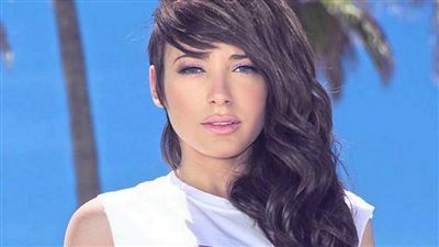 بطلع السلم بالعافية.. ساندي: صعودي لقمة الهرم فوتوشوب 