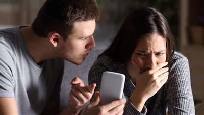 إزاي تعرفي إن خطيبك بيخونك؟.. 6 علامات ترشدك 