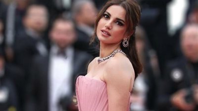 بالمايوه الأسود.. دُرة في إطلالة مثيرة بحمام السباحة