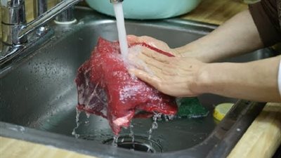 طبيب بيطري يحذر من غسل لحم الأضحية.. ويقدم الطريقة الصحيحة لتخزينها