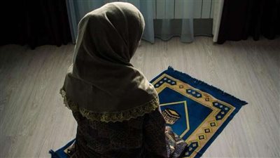 هل تأثم المرأة إذا لم تصلي العيد في البيت؟