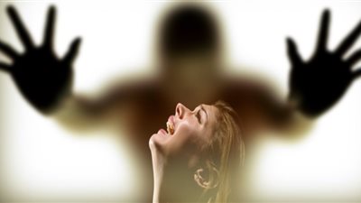 «ماضي زوجي بيعذبني أعمل ايه؟» خبيرة علاقات زوجية تُجيب