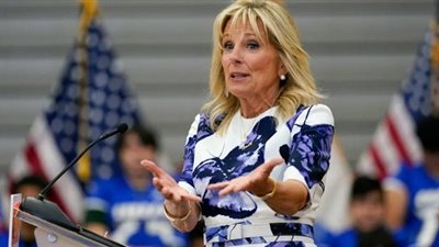 أناقة سيدة أمريكا الأولى تلفت الأنظار في أولمبياد طوكيو 