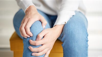 أهمها «الثلج».. 8 حلول طبية لعلاج آلام الركبة