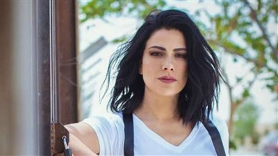 صبا مبارك تتجول في شوارع اليونان بإطلالة كاجوال