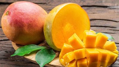 «الفاكهة المؤلمة».. تناول المانجو يُصيبك بهذه الأعراض