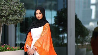 جددي شبابك.. أحدث موديلات عبايات باللون البرتقالي لصيف 2021