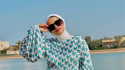 «مش فستان ومايوه بس».. إطلالات متنوعة لرحلات البحر في صيف 2021