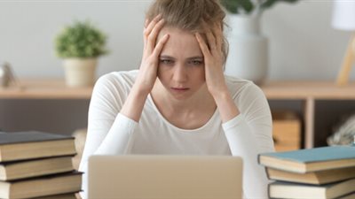 «عايشة بذاكرة سمكة».. تعرفي على أسباب النسيان وعلاجه