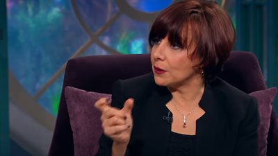 ما السن المناسب لحمل الطفل الموبايل؟.. استشاري تجيب