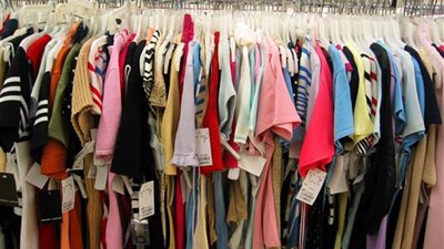 مع بدء الأوكازيون الصيفي.. انتعاش مرتقب بسوق الملابس الجاهزة