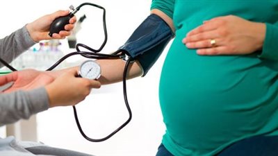 أمتى بيحصل تسمم الحمل؟.. رئيس قسم الباطنة يُجيب