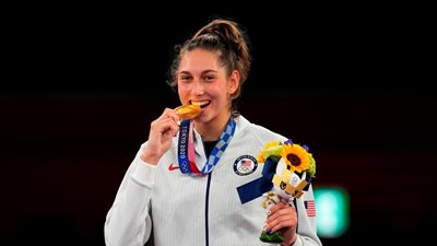 سر «عض» أبطال الأولمبياد ميدالياتهم الذهبية.. ولجنة «طوكيو 2020» تحذر