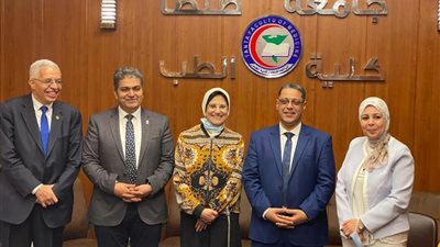 «طب طنطا» تكرم وكيل الكلية و10 رؤساء أقسام لبلوغهم السن القانونية