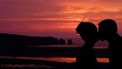 5 خطوات سحرية لموعد رومانسي مع خطيبك على الشاطئ