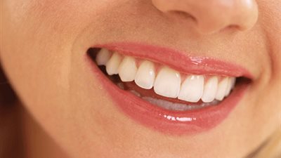 أسنانك هتسوس.. طبيبة تحذر من البوس