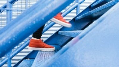 سلم متحرك يقطع قدم طفل وسط ذهول الأم بالكويت 