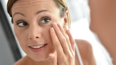 احمي بشرتك من تجاعيد النوم بخطوات بسيطة 