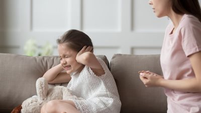 كيف يتعامل الطفل مع زوجة الأب؟.. خبيرة تربوية تُجيب